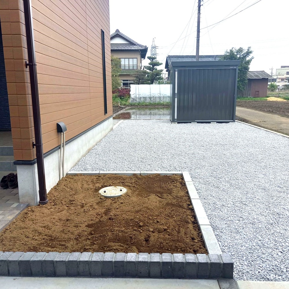 埼玉県上尾市 花壇スペースと砕石敷き